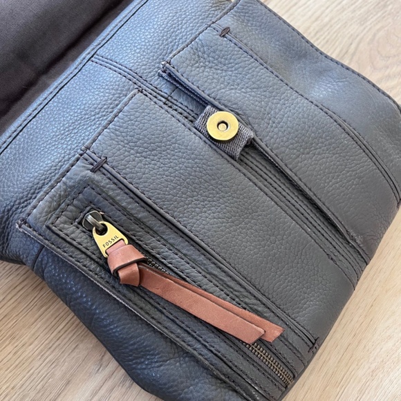 Fossil Morgan Traveler Leather Crossbody Bag - Picture 9 of 15